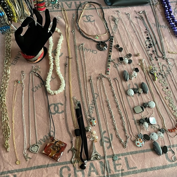 Like this listing to be notified when I go live, hope to see you there 🫶🏼❤️🥰 - Picture 2 of 10